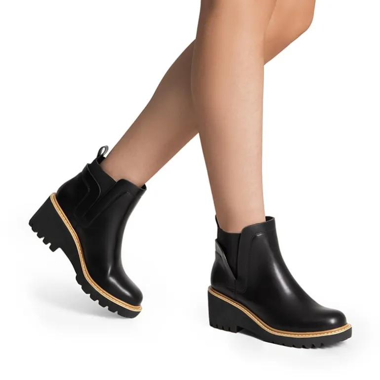Lug Outsole Pull-On Chelsea Boots